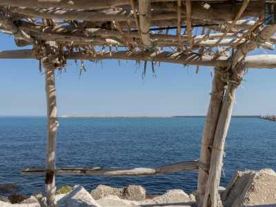 ...e dell�azzurro Adriatico che si infrange sugli scogli sottostanti